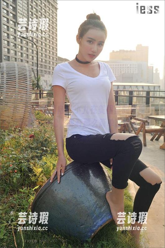 IESS异思趣向-小九 IESS异思趣向 - 小九在美图里的表现,清纯却又放松,哪有那么简单就能真正拿下的?