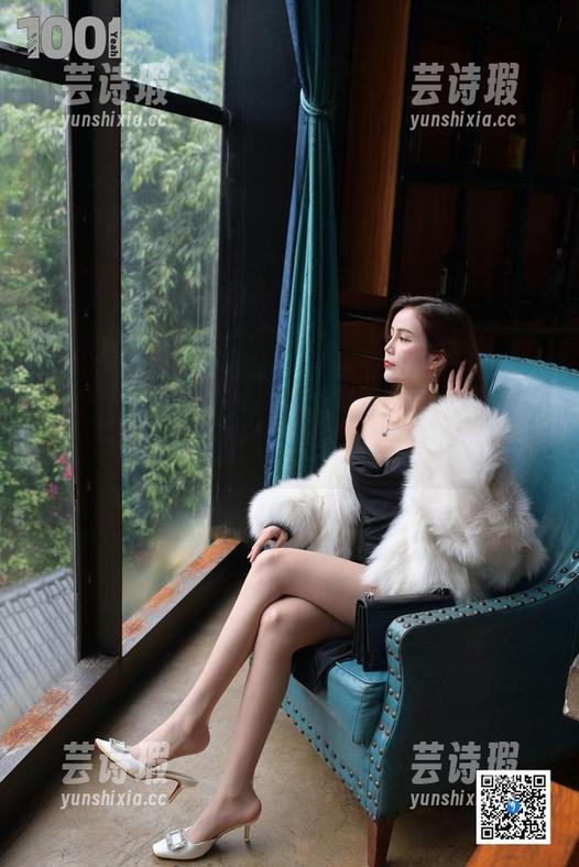 IESS异思趣向 - 原图里的小婕黑丝搭配，图片稍有不慎就让人浮想联翩。