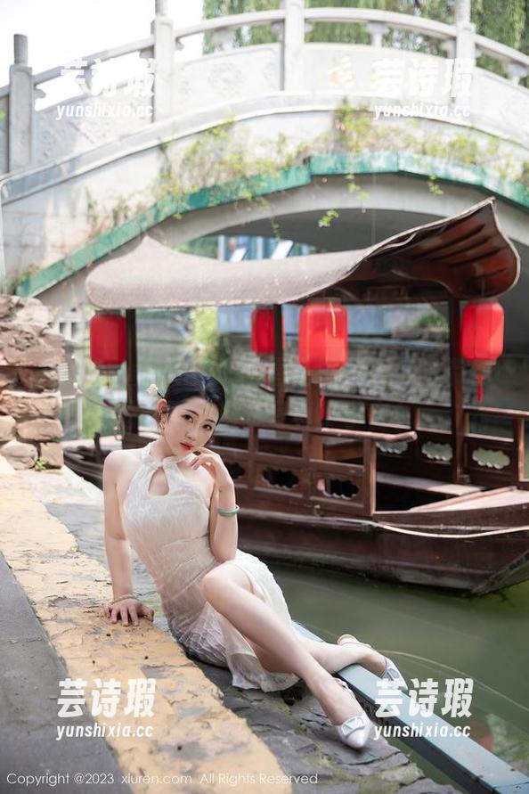 Xiuren秀人网-鹿小茜 Xiuren秀人网 - 柳眉轻挑,鹿小茜带你进入她的秘书写真小宇宙!
