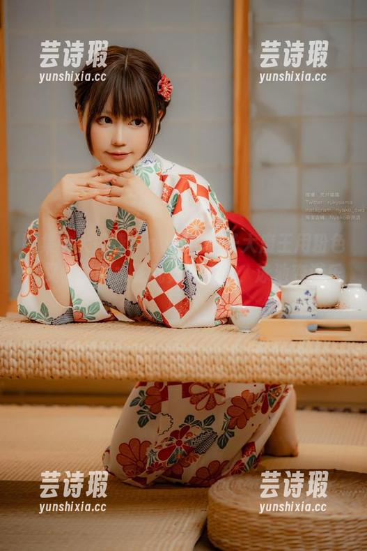 图集中大揭晓：nyako喵子大魔王用粉色高叉引发的水花乱舞，哈哈，泳池变游乐场！