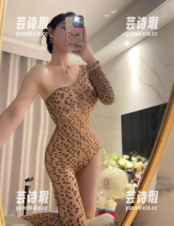 不爱笑的赛琳 微密圈 - 在不爱笑的赛琳的居家全集里,发现新的放松姿势也许是我的新爱好。