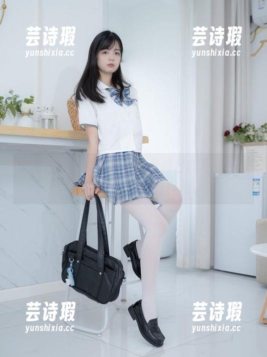 少女秩序-千澄 少女秩序 - 我在盯着千澄的日常写真,想要模仿但总觉得怪怪的。