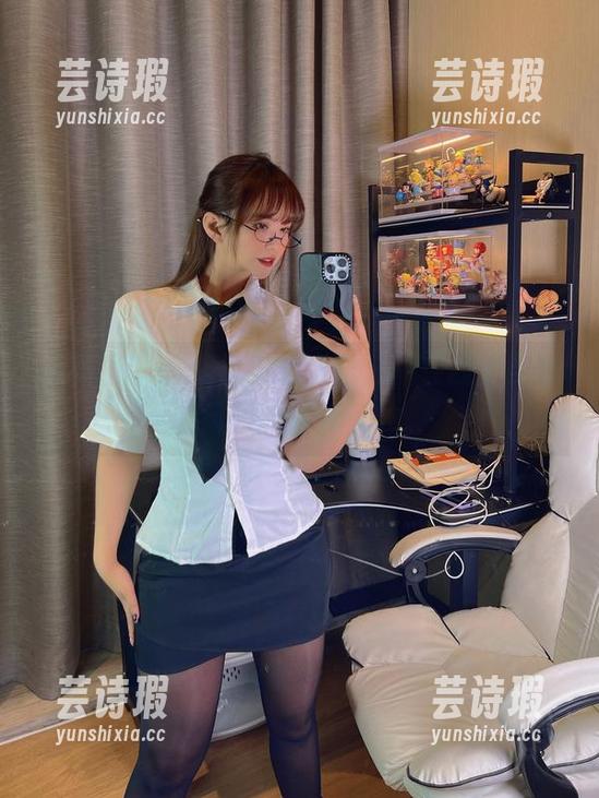 张思允 微密圈 - 略带俏皮的张思允,在线把空姐的风采抓得死死的。