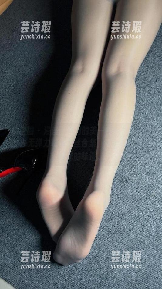 白龙猫女 微密圈 - 浸淫于岁月的美——白龙猫女的复古无弹力咖啡色丝合集,真有一股子旧时光的味道。