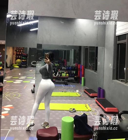 紫色哒豚豚 微密圈 - 免费图包?紫色哒豚豚的美足可以打发下午茶时间喔