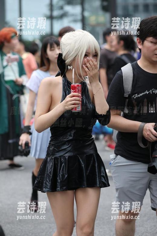 魔镜街拍-婷婷 魔镜街拍 - 婷婷的写真:白色吊带连衣裙,黑丝小腿,绝了!