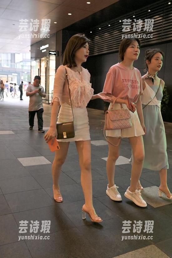 魔镜街拍 魔镜街拍:这是原图?紧身裤女神在更新中悄悄教会我们迷恋。